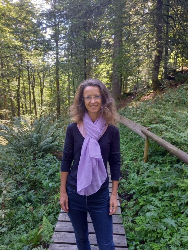 Samantha Schirmann, naturopathe, en forêt près de Strasbourg